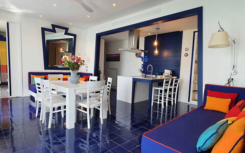 Casa Blue Dream: Møbel, Indretning, Gulvbelægning, Etage, Loft, Belysning, Bord, Stol, Stue, Værelse