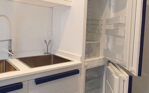 Casa Blue Dream: Gulvbelægning, Indretning, Etage, Husholdningsapparat, Køkken, Køkken Apparat, Større Bandage, Cabinetry, Countertop, Glas