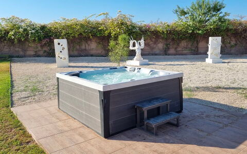 Villa Jamalu: Kompositmateriale, Fritid, Jacuzzi, Svømmepøl, Water Feature, Sanitærarmatur, Badekar