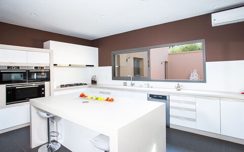 Villa Jamalu: Køkken, Indretning, Cabinetry, Countertop, Køkken Apparat, Gulvbelægning, Loft, Træ, Møbel, Lysarmatur