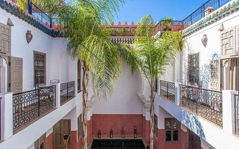 Riad Special: Kompositmateriale, Altan, Gårdsplads, Hacienda, Mansion, Estate, Water Feature, Symmetry, Villa, Dagslys