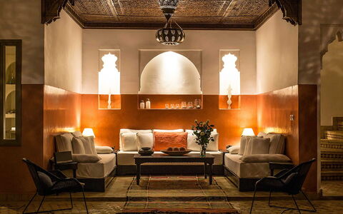 Riad Special: Møbel, Indretning, Belysning, Gulvbelægning, Loft, Etage, Couch, Værelse, Lysarmatur, Stue