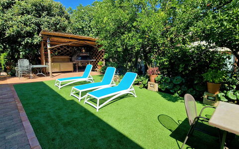 Villa Romantic Garden: Have, Busk, Møbel, Udendørs Møbler, Backyard, Skygge, Lawn, Eco Hotel, Svømmepøl, Udvej