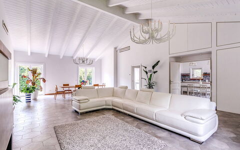 Villa Romantic Garden: Møbel, Indretning, Couch, Gulvbelægning, Stue, Etage, Hjem, Loft, Værelse, Belysning