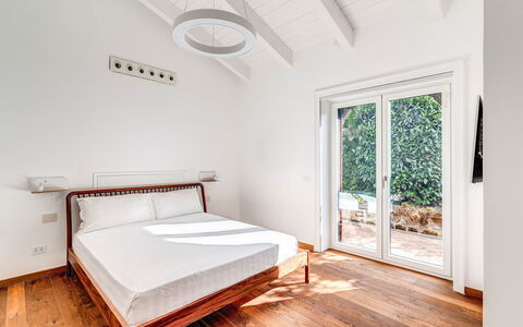 Villa Romantic Garden: Seng, Indretning, Soveværelse, Gulvbelægning, Træ, Etage, Hjem, Møbel, Sengetøj, Sengetøj