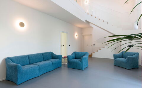 Villa Cloris: Gulvbelægning, Etage, Indretning, Couch, Møbel, Stue, Loft, Lejlighed, Komfort