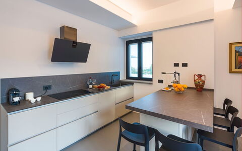 Villa Cloris: Køkken, Countertop, Indretning, Køkken Apparat, Gulvbelægning, Komfur, Større Bandage, Cabinetry, Husholdningsapparat, Møbel
