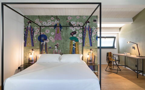 Villa Cloris: Indretning, Soveværelse, Gulvbelægning, Møbel, Etage, Loft, Belysning, Seng, Lysarmatur, Bed Frame