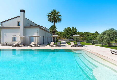 Villa Cloris: Blå, Vand, Svømmepøl, Kompositmateriale, Reflekterende Pool, Udvej, Afspejling, Skygge, Eco Hotel, Estate