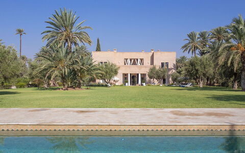Villa Zagar: Træ, Estate, Landscaping, Have, Hacienda, Mansion, Lawn, Villa, Skygge