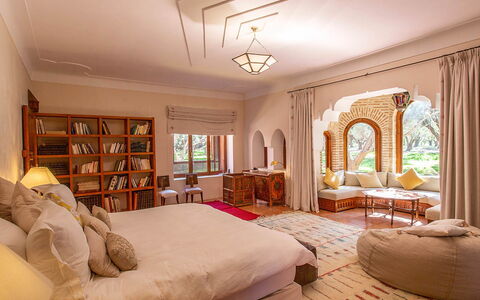 Villa Royale: Indretning, Møbel, Gulvbelægning, Etage, Værelse, Hjem, Loft, Soveværelse, Seng, Sengetøj