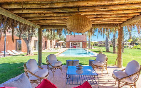 Villa Delizia: Svømmepøl, Udvej, Estate, Eco Hotel, Hacienda, Skygge, Landscaping, Fritid, Lawn, Villa