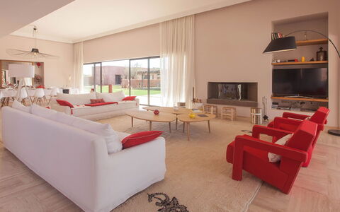 Villa Delizia: Indretning, Gulvbelægning, Etage, Couch, Møbel, Stue, Loft, Hjem, Lejlighed