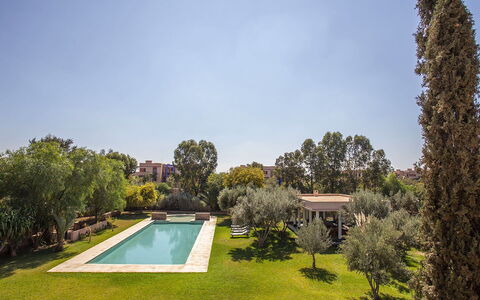 Villa Elio: Træ, Svømmepøl, Busk, Have, Estate, Lawn, Landscaping, Gård, Hacienda, Backyard