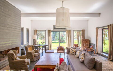 Villa Elio: Møbel, Indretning, Gulvbelægning, Etage, Couch, Træ, Loft, Stue, Værelse, Hjem