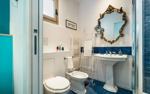 Casa Gentile: Gulvbelægning, Indretning, Sanitærarmatur, Etage, Badeværelse, Badeværelsesvask, Tap, Lejlighed, Dør, Vvs