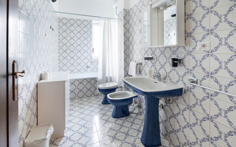 Casa Iago: Gulvbelægning, Etage, Flise, Sanitærarmatur, Badeværelse, Vvs, Tap, Design, Håndvask