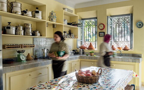 Villa Mauri: Møbel, Indretning, Køkken, Hylde, Reoler, Countertop, Gulvbelægning, Belysning, Hjem, Cabinetry