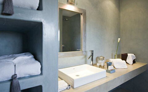 Villa Noria: Sanitærarmatur, Badeværelse, Tap, Sengetøj, Håndvask, Naturmateriale, Vvs, Hotel, Keramisk