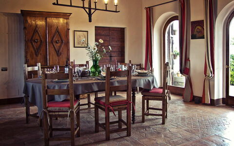 Villa Selvamica: Møbel, Indretning, Bord, Gulvbelægning, Stol, Træ, Spisestue, Etage, Køkken & Spisebord, Belysning