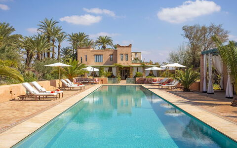 Villa Jamila: Svømmepøl, Udvej, Udendørs Møbler, Estate, Liggestol, Thermae, Hacienda, Eco Hotel, Paraply