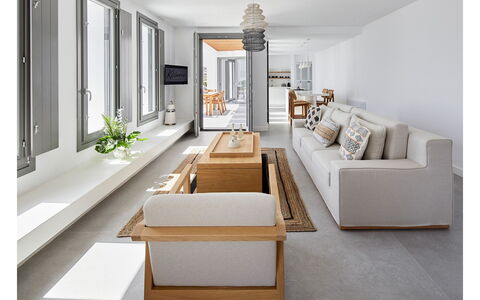 Villa Kenan: Møbel, Indretning, Couch, Gulvbelægning, Etage, Træ, Stue, Bord, Trægulve, Hjem