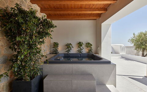 Villa Kenan: Kompositmateriale, Beton, Naturmateriale, Skygge, Blomsterkrukke, Altan, Stueplante, Gårdsplads, Dagslys, Villa