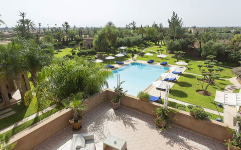 Le Palais du Roi: Svømmepøl, Paraply, Udvej, Udendørs Møbler, Liggestol, Eco Hotel, Hacienda, Landscaping, Thermae, Estate