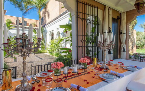 Villa Exotic: Møbel, Bord, Bordservice, Indretning, Stol, Køkken & Spisebord, Spisestue, Restaurant, Hacienda, Barware