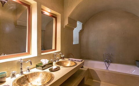 Villa Exotic: Loft, Sanitærarmatur, Vvs, Badeværelsesvask, Tap, Håndvask, Lysarmatur, Badeværelse, Flise, Hotel