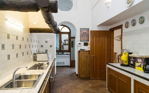 Villa Desideria: Indretning, Køkken, Countertop, Gulvbelægning, Loft, Møbel, Etage, Køkken Apparat, Cabinetry, Belysning