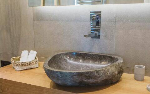 Villa Sonia: Håndvask, Sanitærarmatur, Badeværelsesvask, Gulvbelægning, Tap, Badeværelse, Indretning, Vvs, Countertop, Keramisk