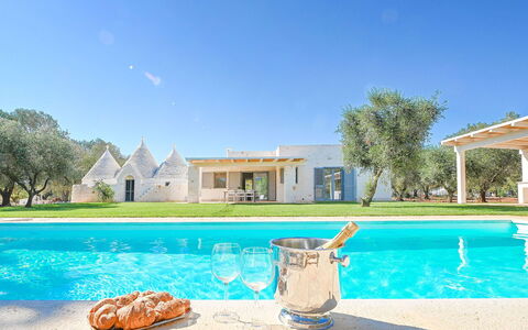 Trulli Heaven: Blå, Estate, Skygge, Lawn, Stuehus, Landscaping, Svømmepøl, Villa, Hacienda