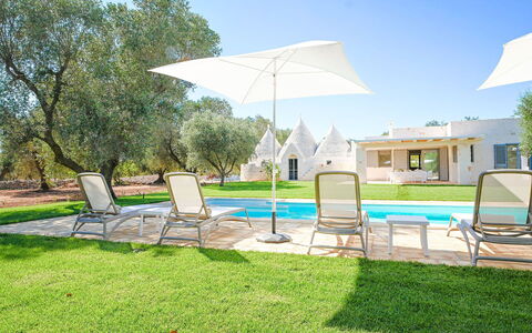 Trulli Heaven: Have, Lawn, Skygge, Landscaping, Estate, Gård, Parkere, Villa, Svømmepøl, Backyard