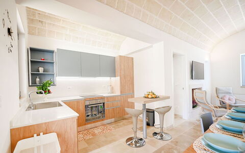 Trulli Heaven: Møbel, Indretning, Gulvbelægning, Træ, Etage, Loft, Countertop, Køkken, Belysning, Cabinetry