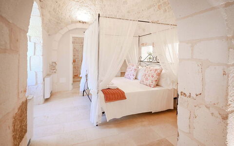 Trulli Heaven: Væg, Møbel, Etage, Soveværelse, Loft, Seng, Stenmur, Sengetøj, Sengetøj, Sengetøj
