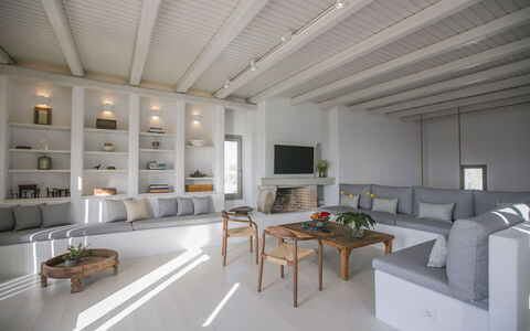 Villa Ermione: Møbel, Indretning, Gulvbelægning, Etage, Loft, Værelse, Stue, Belysning, Hjem, Couch