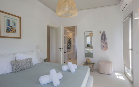 Villa Ermione: Møbel, Indretning, Væg, Seng, Soveværelse, Etage, Træ, Loft, Gulvbelægning, Værelse