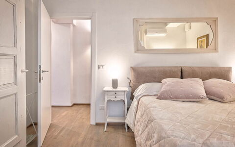 Cortona Deluxe: Møbel, Indretning, Seng, Væg, Soveværelse, Etage, Gulvbelægning, Træ, Værelse, Loft