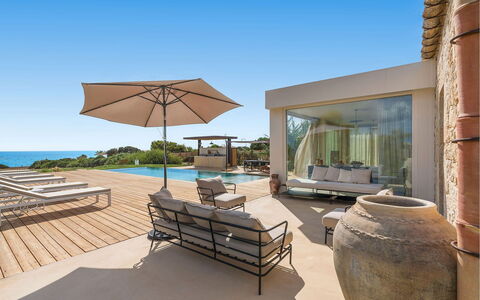 Villa Smeralda: Udvej, Coastal Og Oceaniske Landskabsformer, Kyst, Estate, Hav, Udendørs Møbler, Svømmepøl, Kyst, Tropics, Paraply
