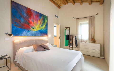 Villa Smeralda: Møbel, Indretning, Seng, Væg, Gulvbelægning, Soveværelse, Etage, Træ, Loft, Værelse