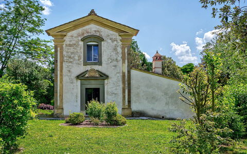Villa Church: Græs, Busk, Arkitektur, Have, Landscaping, Lawn, Gård, Estate