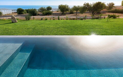 Villa Miriam: Blå, Svømmepøl, Kompositmateriale, Udvej, Skygge, Eco Hotel, Water Feature, Landscaping, Flise, Tropics