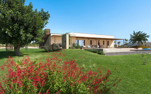 Villa Miriam: Himmel, Græs, Arkitektur, Hjem, Land Lot, Almindeligt, Landskab, Estate, Tag