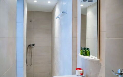 Casa le Rose: Badeværelse, Gulvbelægning, Sanitærarmatur, Indretning, Væg, Etage, Toilet, Vvs, Tap, Flise