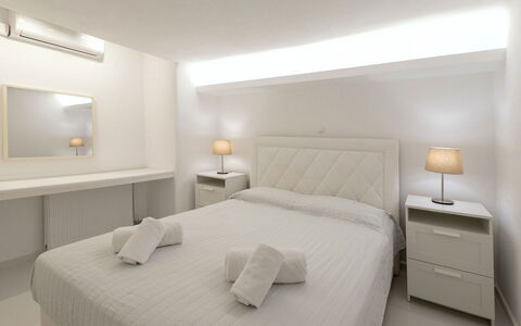 The Rose Flat: Soveværelse, Seng, Indretning, Sengetøj, Sengetøj, Loft, Møbel, Etage, Bed Frame, Belysning