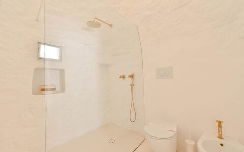 Trulli Fontana: Væg, Sanitærarmatur, Gulvbelægning, Badeværelse, Etage, Belysning, Loft, Indretning, Vvs, Lysarmatur