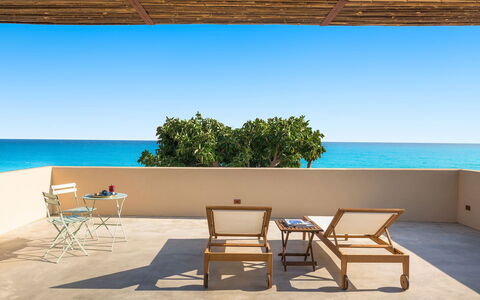 Villa Paprika: Blå, Hav, Horisont, Ocean, Møbel, Coastal Og Oceaniske Landskabsformer, Udendørs Møbler, Skygge, Strand, Kyst