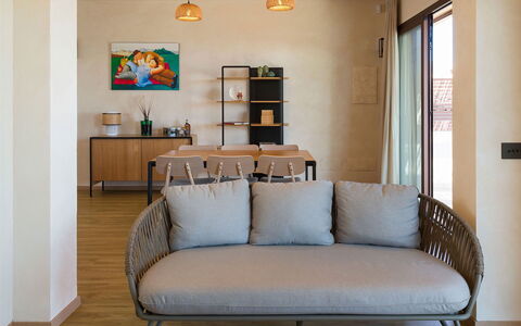 Villa Paprika: Møbel, Indretning, Træ, Couch, Etage, Gulvbelægning, Hjem, Stue, Throw Pillow, Pude