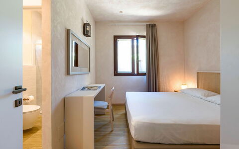 Villa Paprika: Væg, Indretning, Etage, Gulvbelægning, Loft, Soveværelse, Værelse, Seng, Bed Frame, Sengetøj